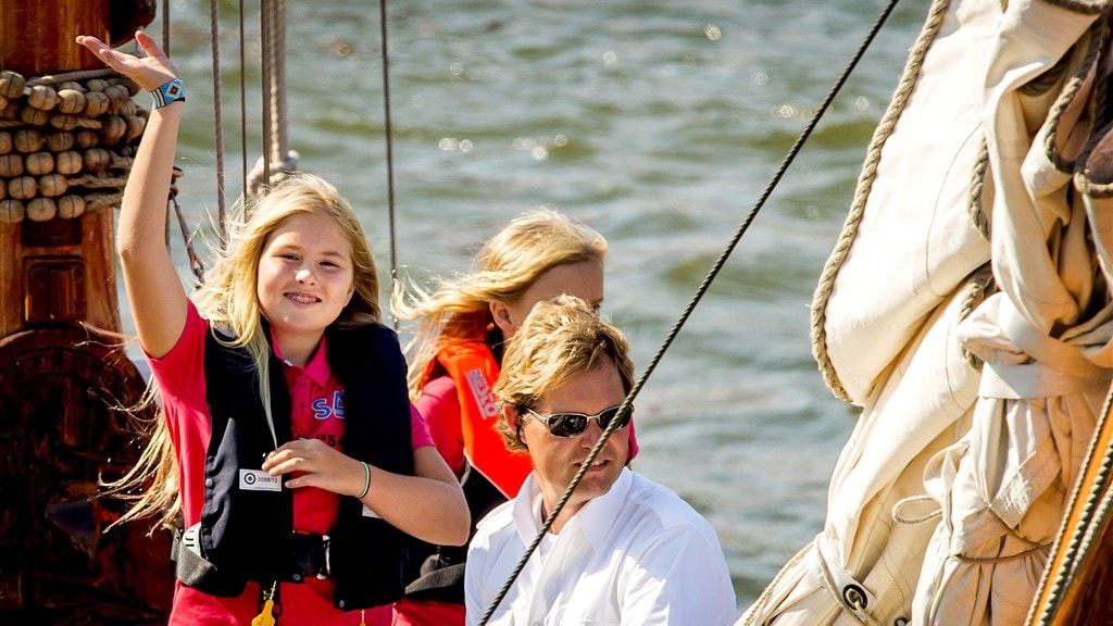 Prinses Amalia (11) vaart op De Groene Draeck tijdens bij Sail Amsterdam.
