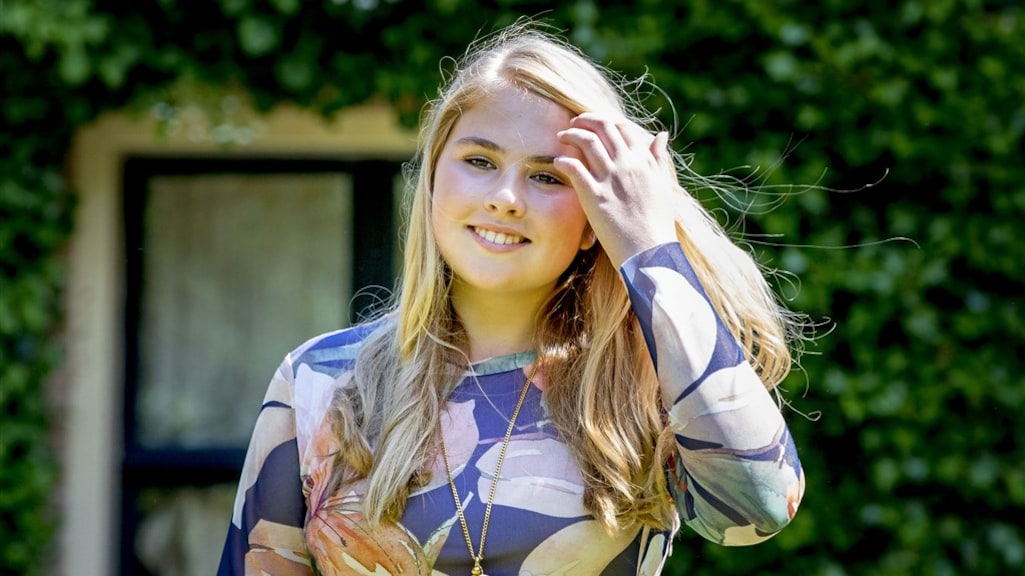 De 14-jarige Amalia tijdens de fotosessie in de tuin van Villa Eikenhorst.