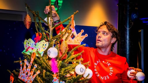 Bas Smit is blij met mensen die zijn kerstballen kopen