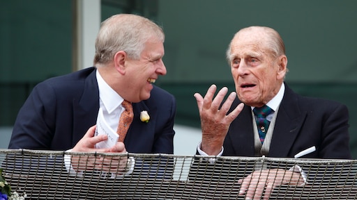 'Prins Andrew moest stap terug doen van vader en broer'