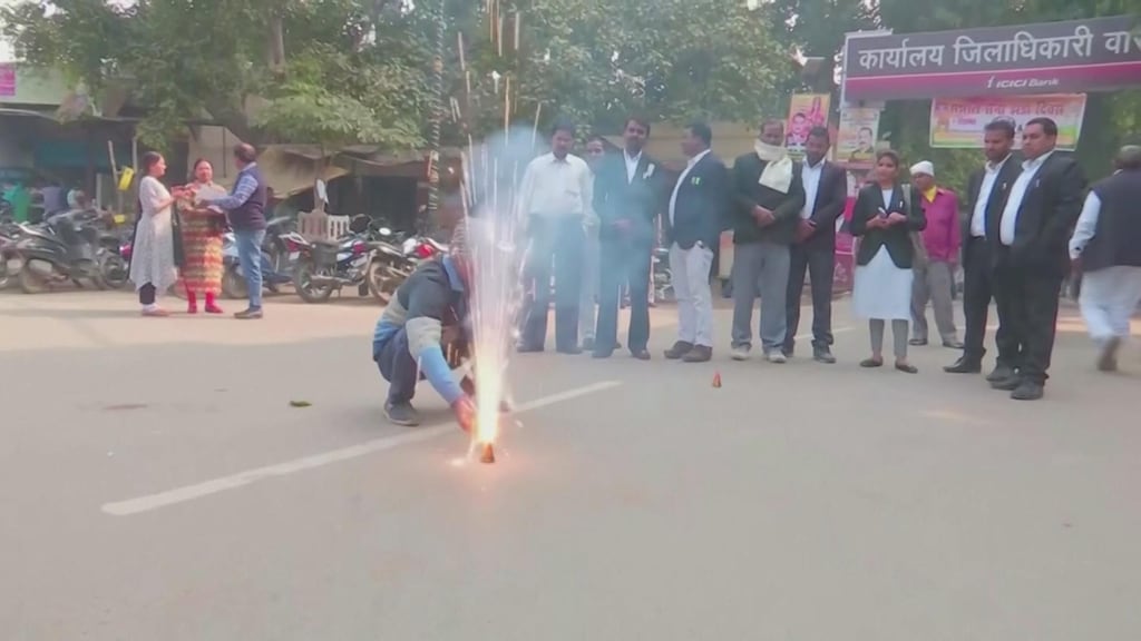 In de buurt waar het vermoordde meisje woonde steken bewoners vuurwerk af.