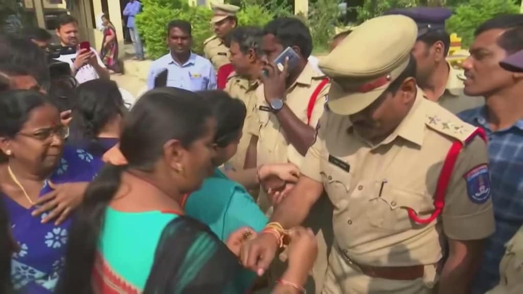 Agenten krijgen armbandjes cadeau van dankbare inwoners van Hyderabad.