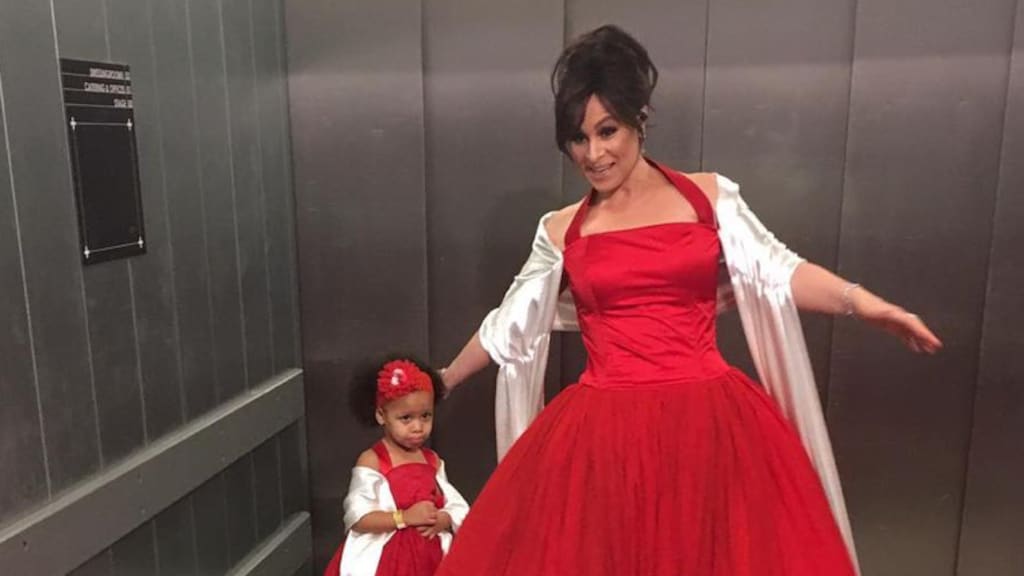 Trijntje Oosterhuis zet jarig dochtertje in het zonnetje