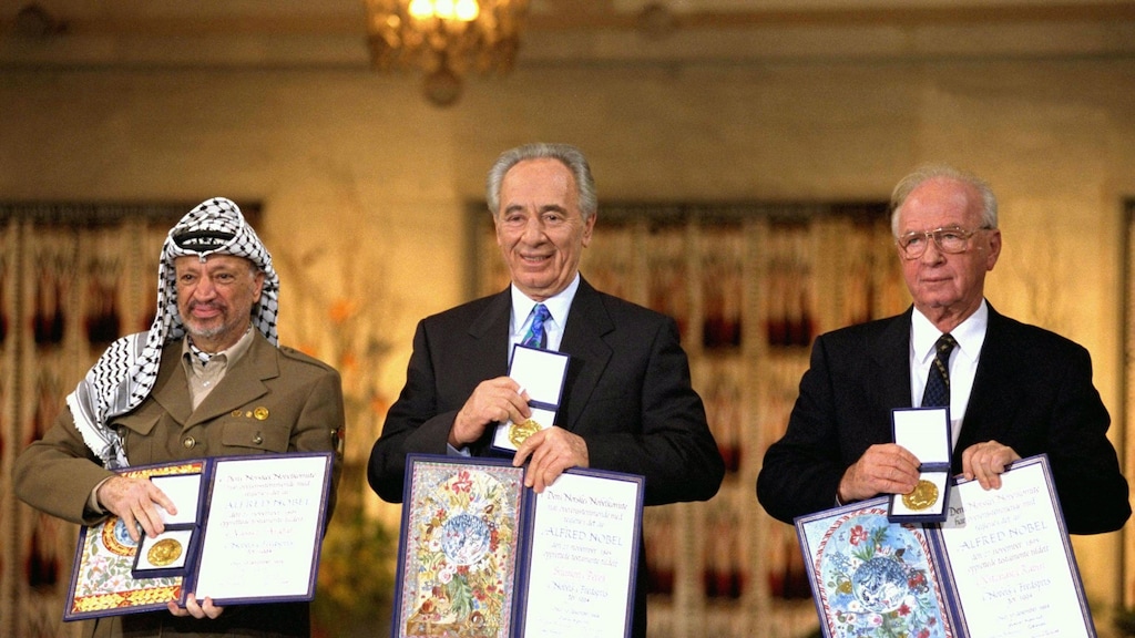 Yasser Arafat, Shimon Peres en Yitzhak Rabin krijgen de Nobelprijs voor de Vrede overhandigd.
