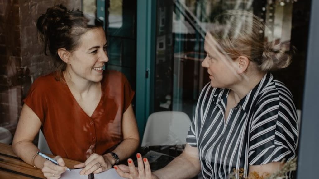 Magreet (links) en Ellen aan het werk voor hun Bijzondere Babydagboek.