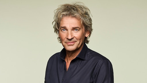 Matthijs van Nieuwkerk krijgt Ere-Zilveren Nipkow overhandigd