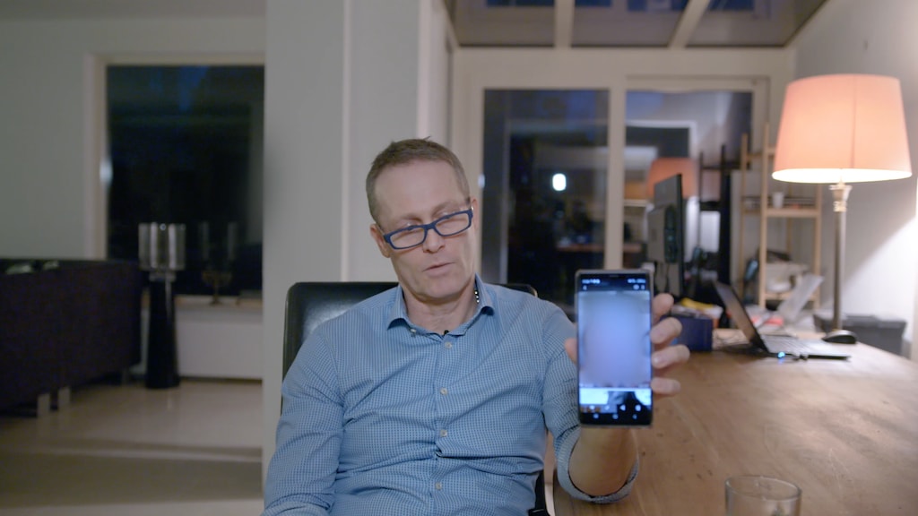 Fulco laat de kinderporno zien die hij aantrof op de telefoon van zijn zoon.