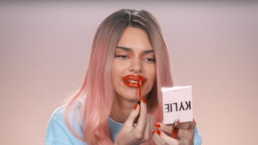 Geinig: Kendall Jenner maakt zusje Kylie's lippen belachelijk