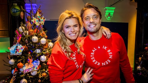 Bas Smit zet zijn liefje Nicolette van Dam in het zonnetje