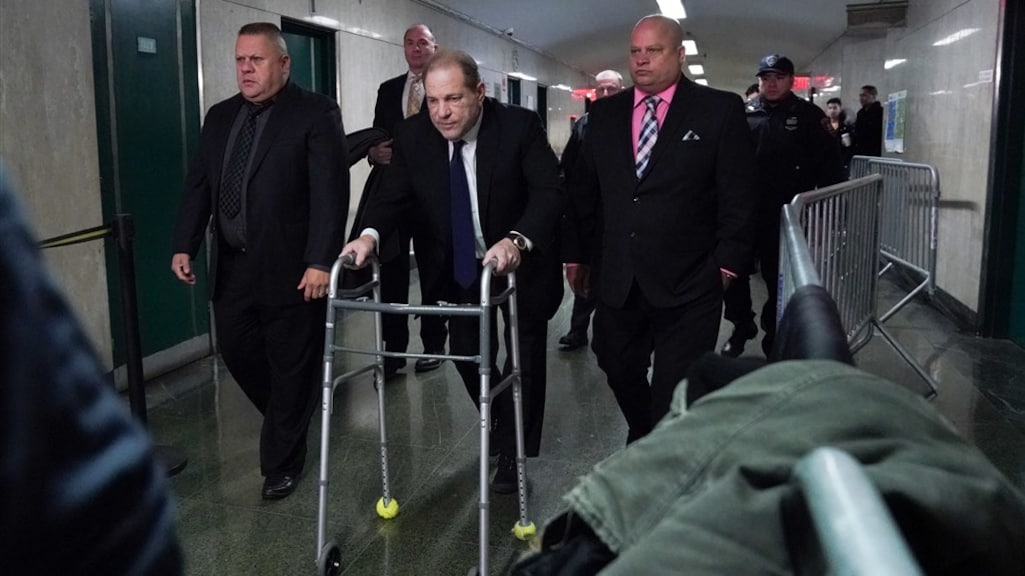 Weinstein arriveert met een rollator bij de rechtbank in New York.