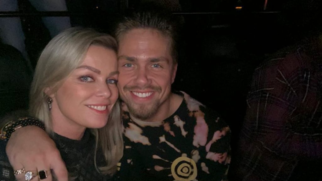 André Hazes en Bridget Maasland zoenen erop los