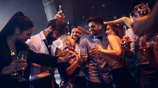 Je netjes gedragen op de kerstborrel van je werk: zo doe je dat