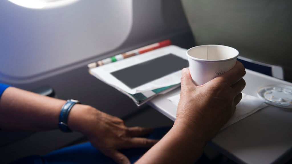 Luchtvaartmaatschappij aansprakelijk voor letsel door omgevallen koffie