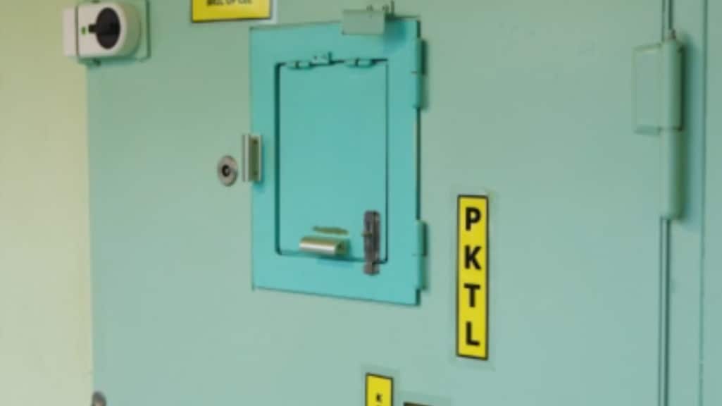 Een celdeur in Vught.