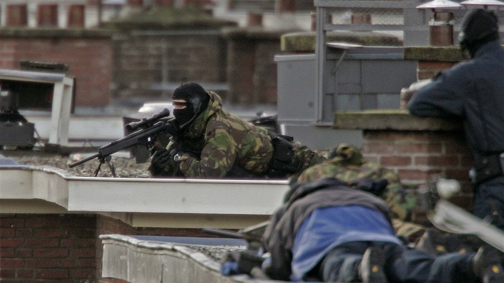 Scherpschutters op de daken van het Laakkwartier, 10 november 2004.