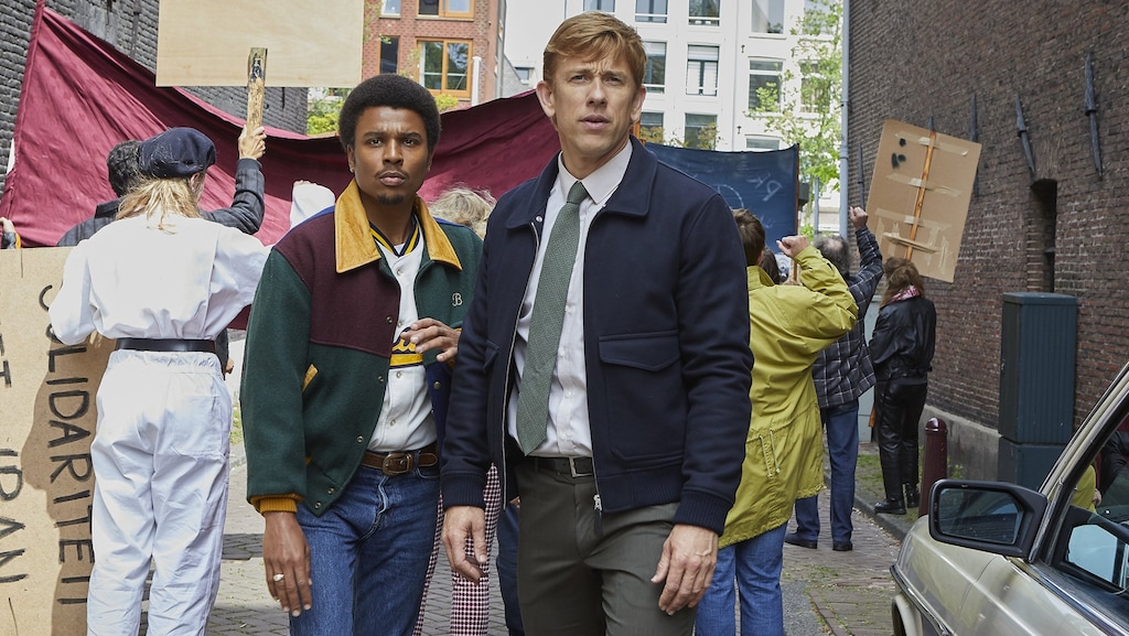 Hier is de trailer van de serie Baantjer het Begin