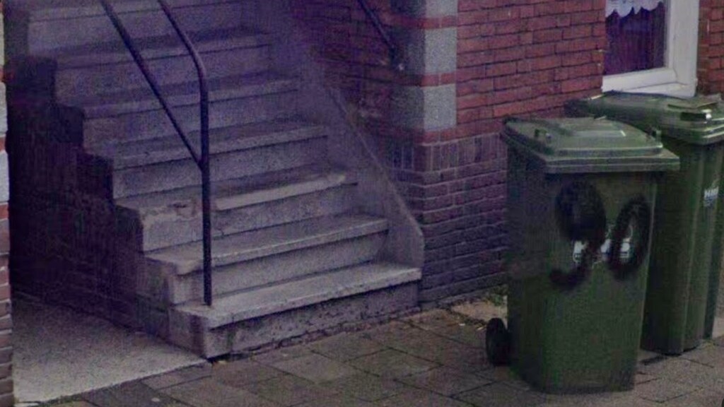 15 jaar na de aanslag is de schade van de granaatontploffing nog te zien.