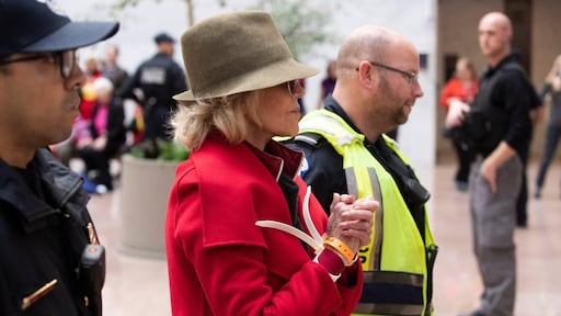 Klimaatprotest eindigt in vijfde arrestatie voor Jane Fonda