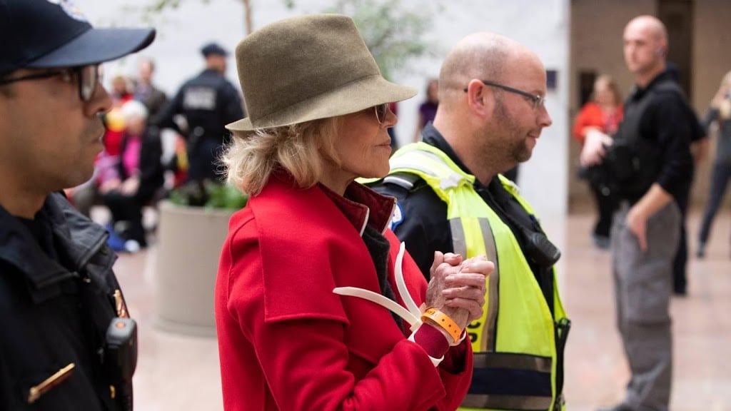Klimaatprotest eindigt in vijfde arrestatie voor Jane Fonda