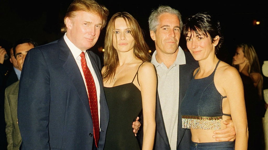 Donald en Ivana Trump, Jeffrey Epstein en Ghislaine Maxwell in Mar-a-Lago in 2000