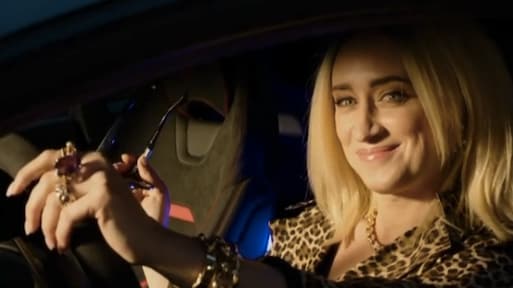 Eva Jinek shinet met gouden tand, maar is zo gewoon gebleven