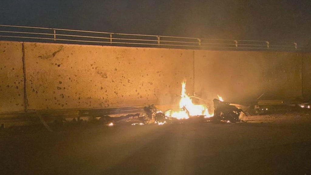 Uitgebrande auto bij het vliegveld van Bagdad na de aanval.