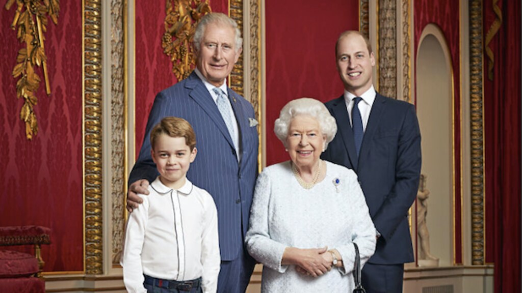 Zeldzame foto Queen Elizabeth met troonopvolgers uitgebracht