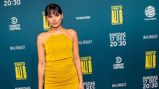 Volgers Famke Louise woedend na foto met enorme stapels bont