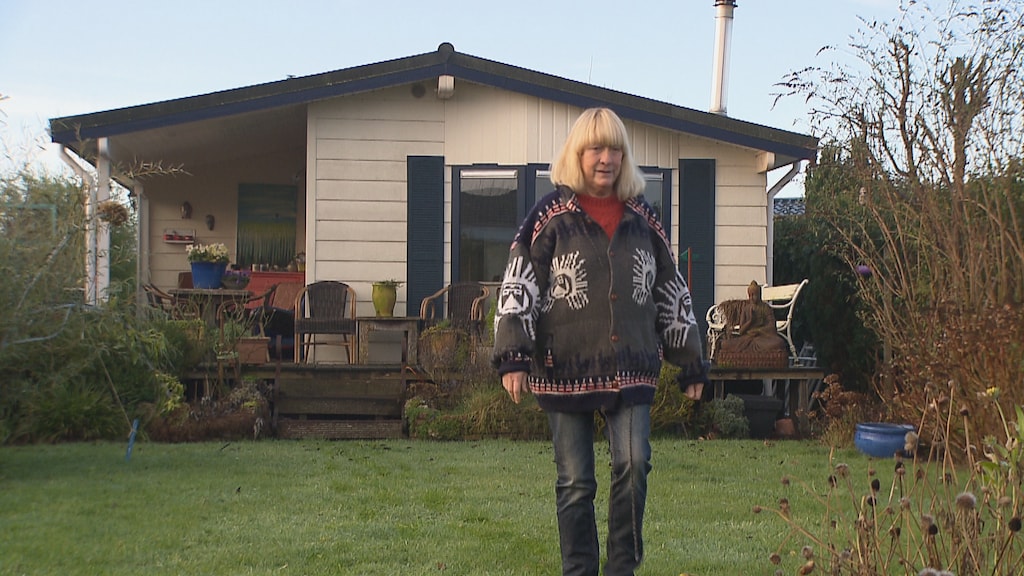 Bewoonster Rik bij haar chalet. "Ik leef acht tot negen maanden buiten."