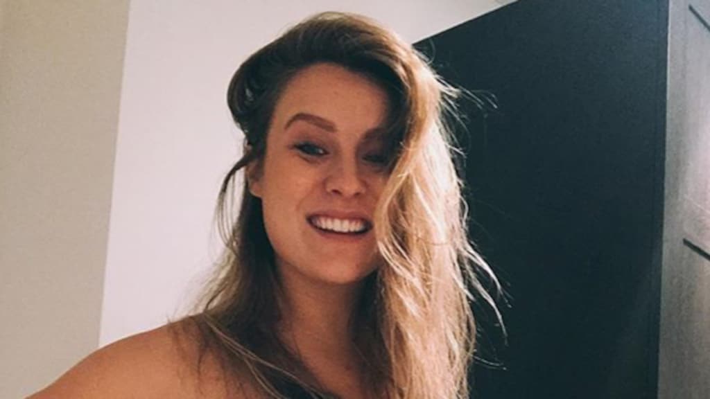 Utopia-Romy showt groeiende babybuik