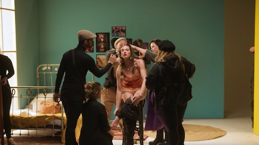 Zangeres Maan uit de kleren in nieuwe videoclip