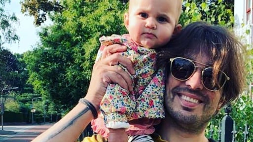 Waylon verrast dochtertje Teddy met eerste auto