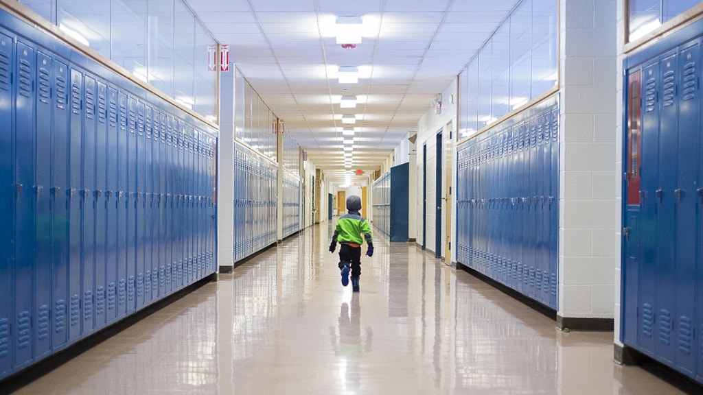 Jongetje (6) geneest van kanker en krijgt staande ovatie van klasgenoten