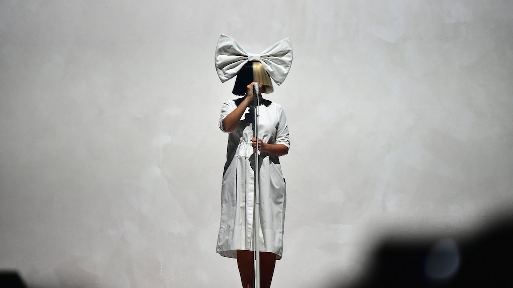 Zangeres Sia heeft een zoon geadopteerd