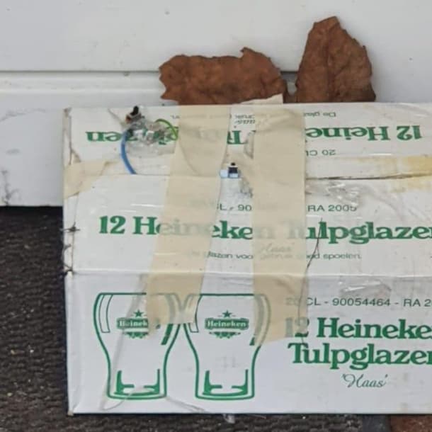 Foto van het verdachte pakketje voor de deur van het restaurant.