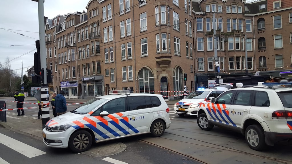 De Amstelveenseweg in Amsterdam is afgesloten na de vondst van een verdacht pakketje bij een joods restaurant. Beeld: Inter Visual Studio