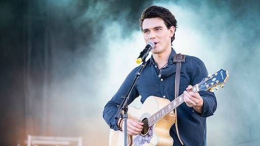 Riverdale-acteur KJ Apa schittert in trailer nieuwe romcom