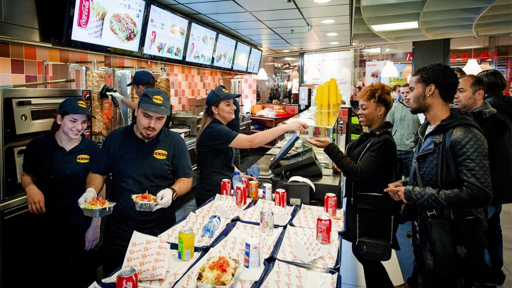 Kapsalon happen na het stappen: is 's nachts snacken ongezonder dan overdag?