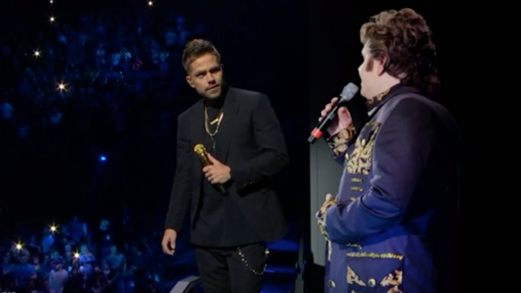 André met een hologram van zijn vader, tijdens Holland Zingt Hazes