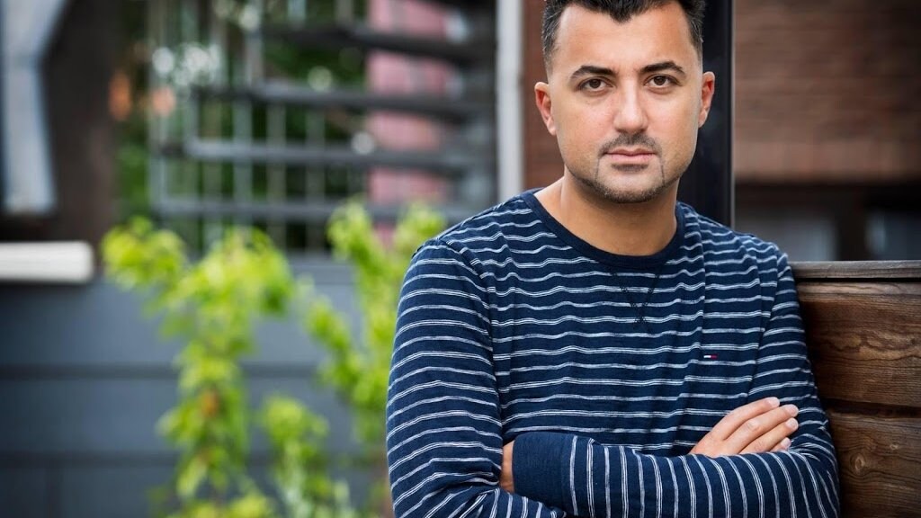 Özcan Akyol zet schaar in BN'ers in nieuw interviewprogramma