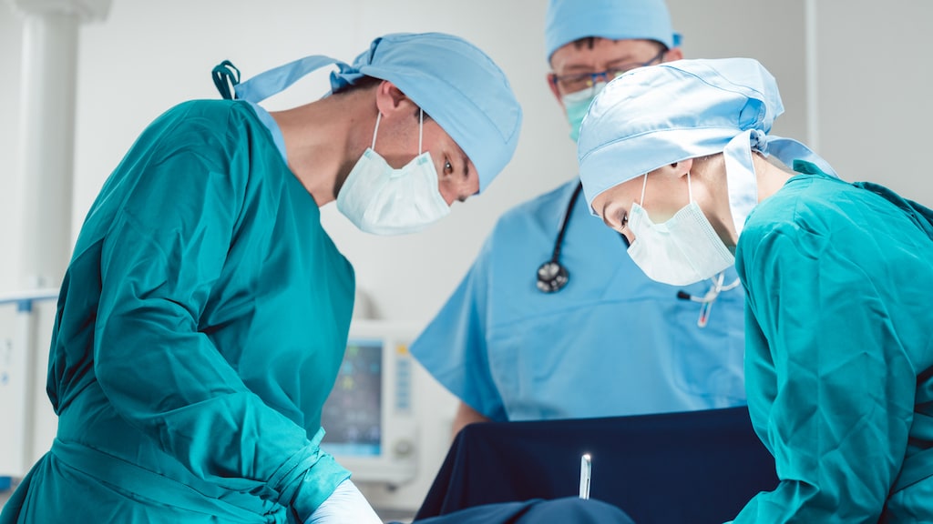 Baby in wang gesneden tijdens keizersnee, ziekenhuis moet schadevergoeding betalen