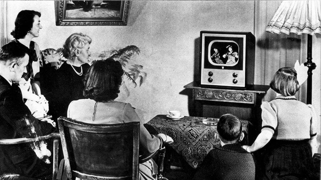 TV-uitzending vanuit de Philips Schouwburg. Het hele gezin rond het toestel in 1951.