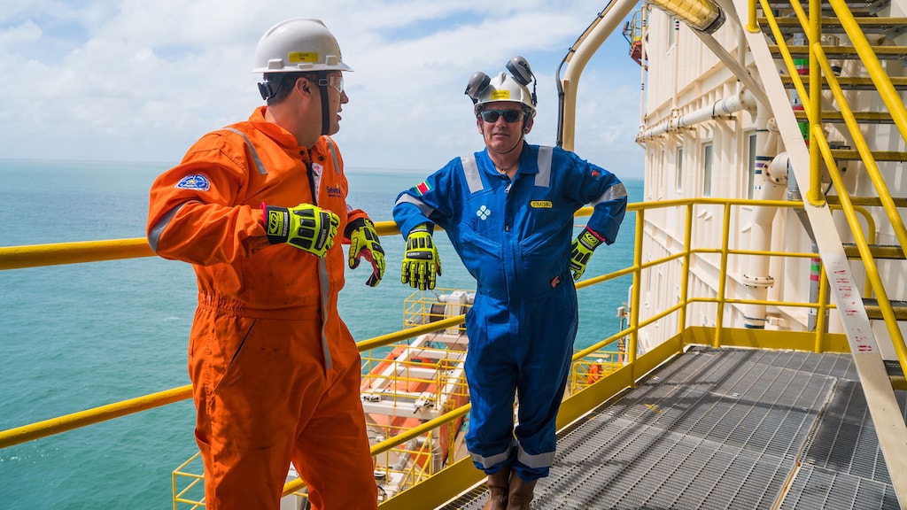 Staatsolie-directeur Rudolf Elias (r) bezoekt een proefboringsinstallatie voor de Surinaamse kust.