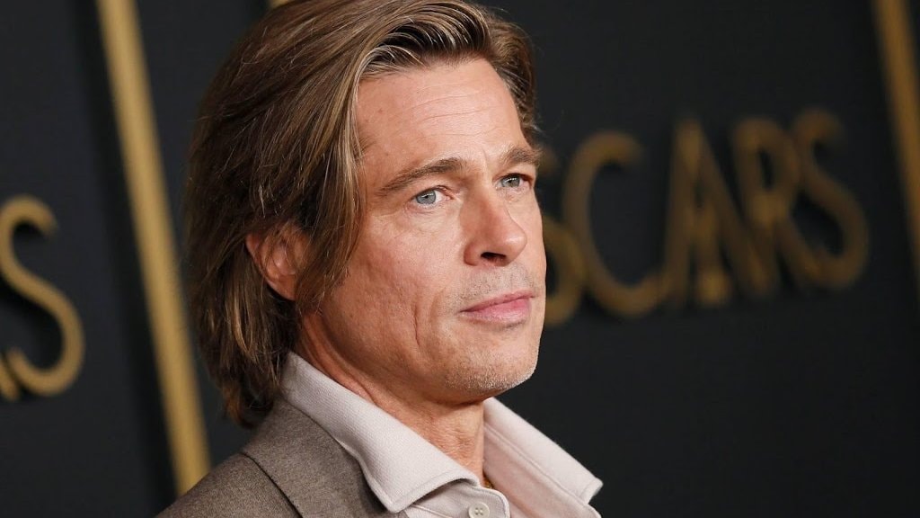 Brad Pitt neemt Britse koningshuis op de hak in speech