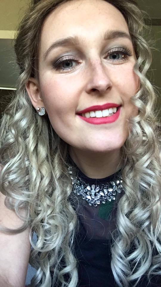 Amber met haar pruik