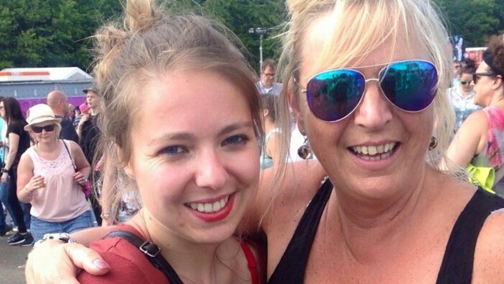 Lisanne met haar moeder op Pinkpop.