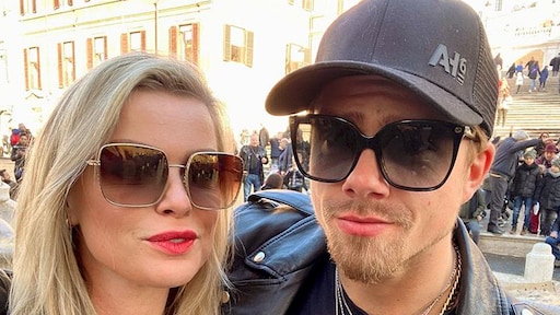 Bridget Maasland zet bloemetjes buiten met schoonma Rachel