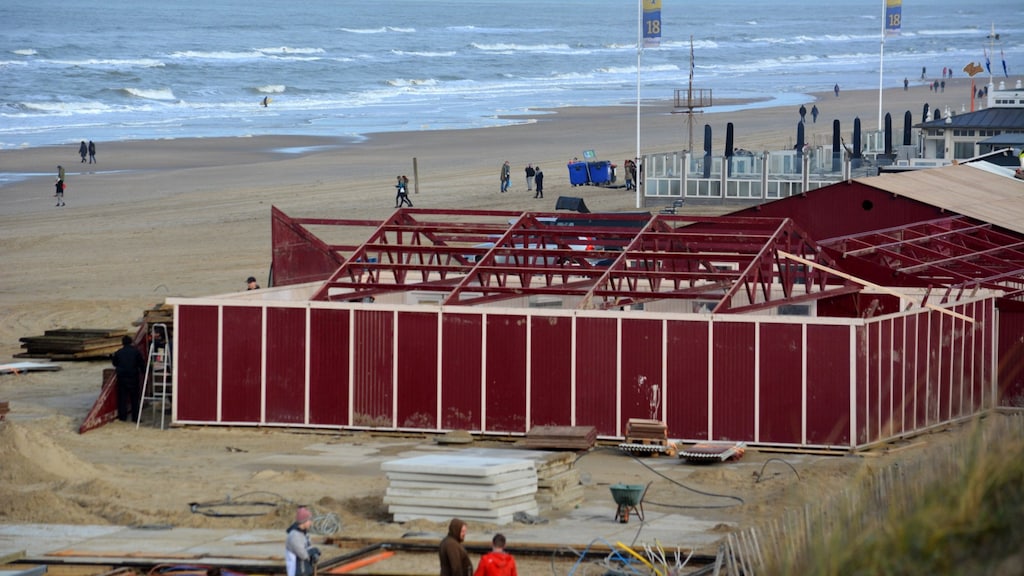 Strandtenten worden opgebouwd in Zandvoort.