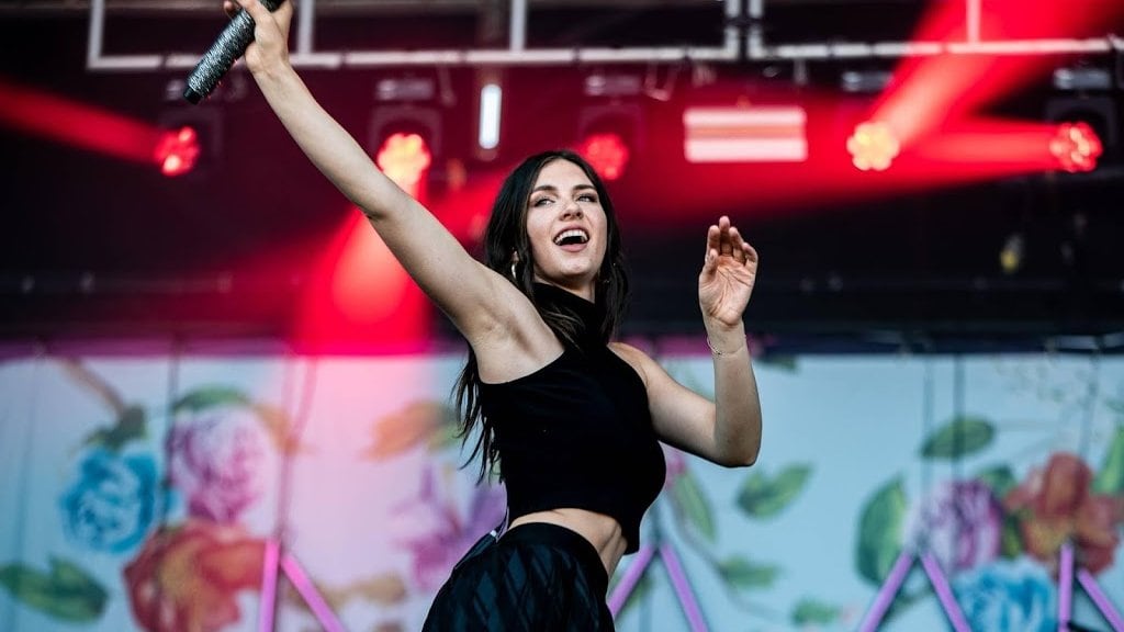 Maan scoort als een malle met haar debuutalbum