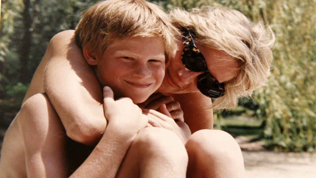 Prins Harry en zijn moeder Diana tijdens een vakantie.